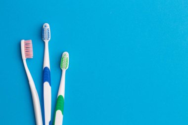 Renkli diş fırçaları, yazıt için bir yer