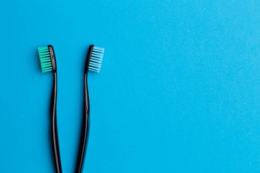 Siyah diş fırçaları, yazıt için bir yer