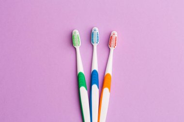 Üç adet çok renkli diş fırçaları fotoğrafı