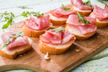 Sandviç jambon ve yeşillik ile
