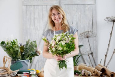 Çiçekçi sarışın çiçekler ile çalışma