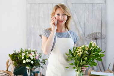 Evet çiçekçi sarışın