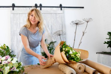 Buket ile uzun saçlı çiçekçi