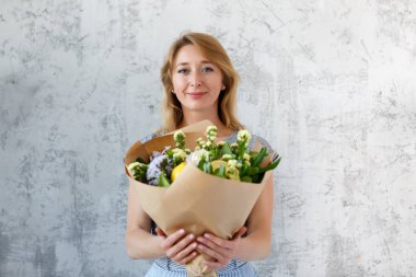 Uzun saçlı sarışın boş arka plan üzerinde