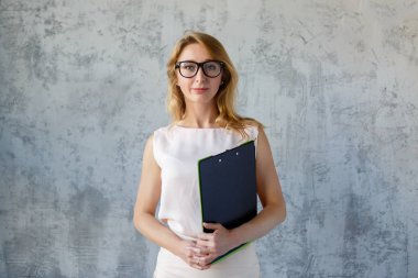 Uzun saçlı sarışın gözlüklü