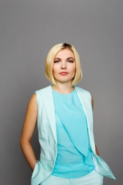 Boş arka planda güzel bir kadın