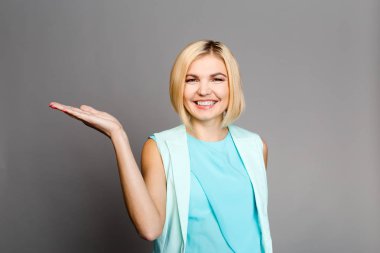 Boş gri arka plan üzerinde sarışın