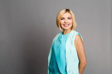 Kız boş gri arka plan üzerinde