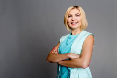 Genç model geçti silah ile