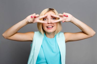 Gözleri ince ve sert parmaklar kadınla