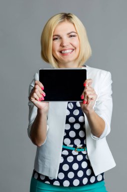Tablet tutan gülümseyen genç sarışın