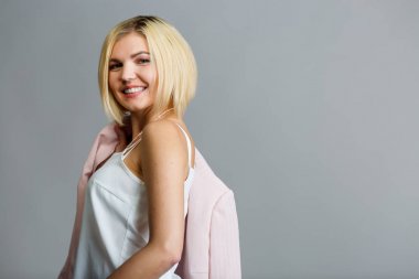 Boş arka plan üzerinde güzel sarışın