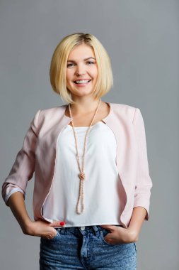 Kadın boş gri arka plan üzerinde