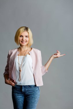 Sarışın boş alanı işaret