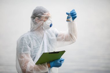 Biyolog ampul ve klasör ile