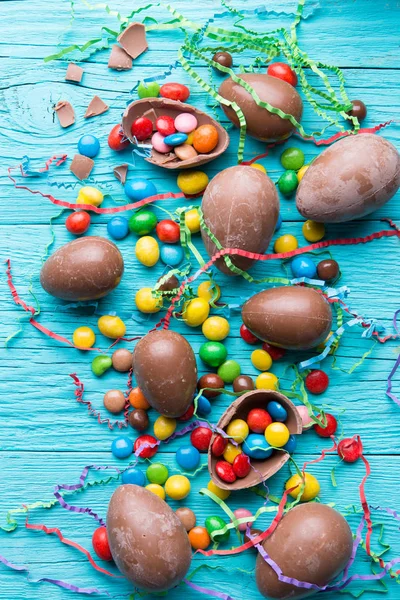 Dulces, huevos de chocolate, cintas —  Fotos de Stock