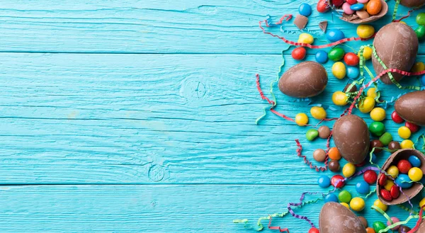 Ovos de chocolate, gomas, fitas — Fotografia de Stock