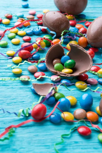 Doces, ovos de chocolate, fitas coloridas — Fotografia de Stock