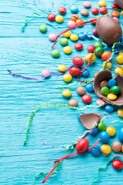 Dragees multicoloridos, ovos de chocolate, fitas — Fotografia de Stock