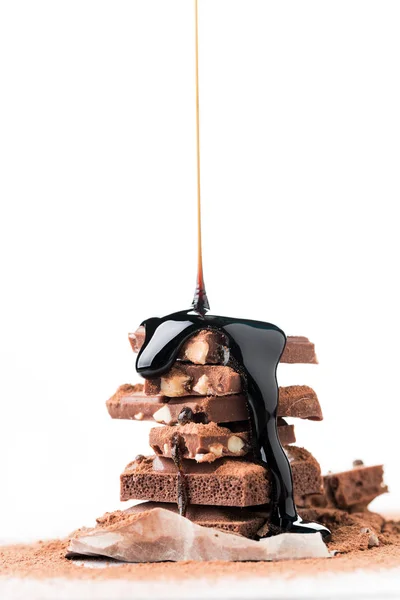 Torre de chocolate com xarope — Fotografia de Stock