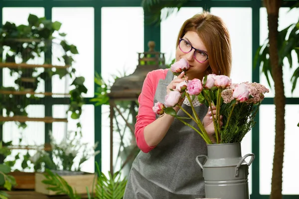 Флорист в окулярах з квітами — стокове фото