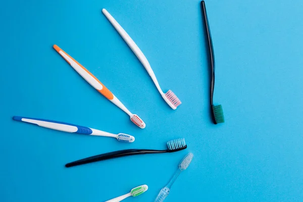 Escovas de dentes coloridas dispostas em semicírculo — Fotografia de Stock