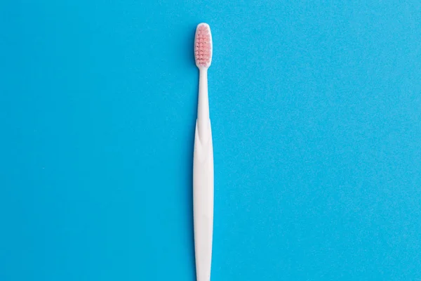 Изображение одной розовой зубной щетки — стоковое фото