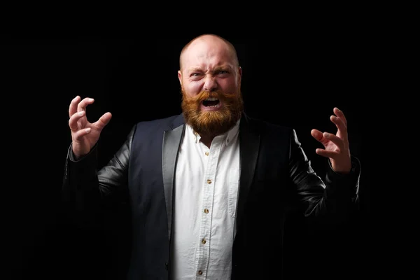 Кричащий мужчина с напряженными руками с рыжей бородой и усами на пустом фоне папоротника — стоковое фото