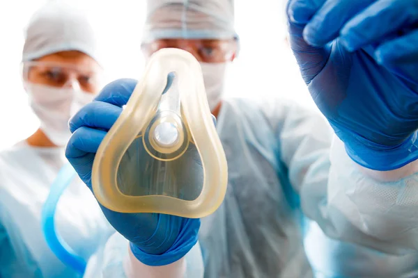 Cerrah için anestezi maskesi ile