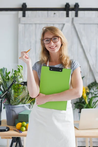 Leende flicka florist med glasögon — Stockfoto