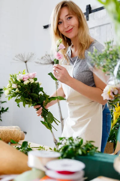 Lachende bloemist in bloemenwinkel — Stockfoto