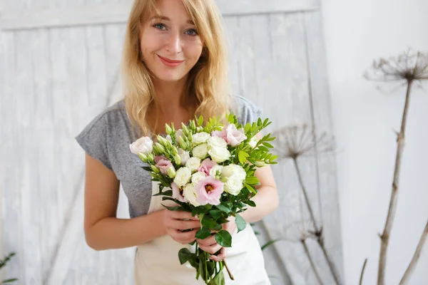 Portrait of florist with bouquet — Stock Photo, Image