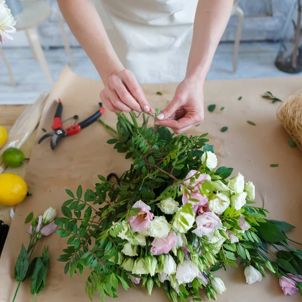 Donna fiorista in negozio di fiori — Foto Stock