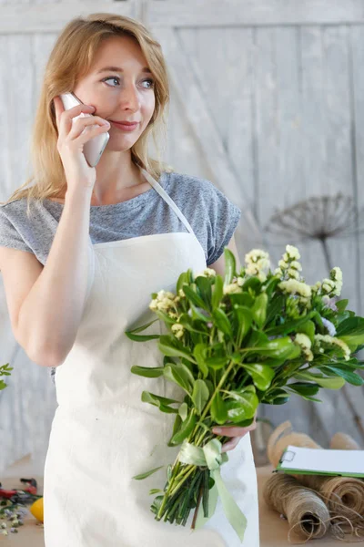 Florista menina falando no telefone — Fotografia de Stock