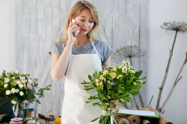 Florist kvinna prata telefon — Stockfoto