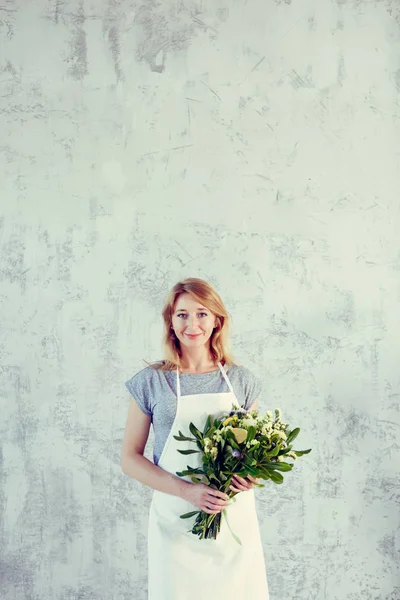 Retrato de florista com buquê — Fotografia de Stock