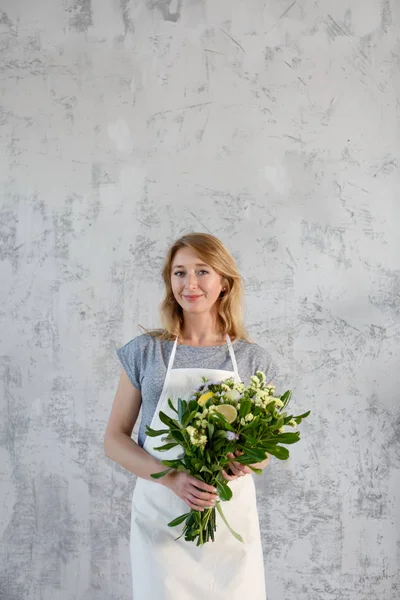 Photo of florist with bouquet — Stock Photo, Image