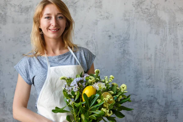 Portret van de bloemist met bloemen — Stockfoto