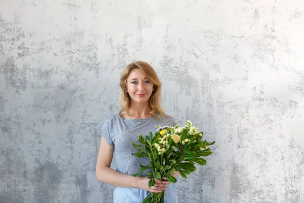 Foto de floristería con flores — Foto de Stock