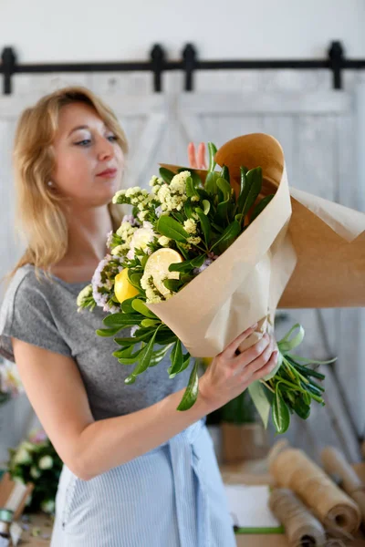 Foto des Blumenhändlers in der Schürze — Stockfoto