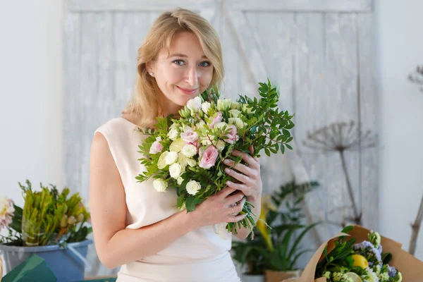 Hermosa rubia en floristería — Foto de Stock