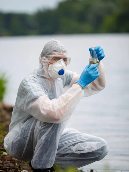 Assistente di laboratorio con provetta — Foto Stock