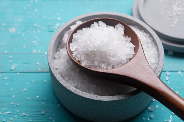 Tengeri só kő tálba, és fakanállal — Stock Fotó