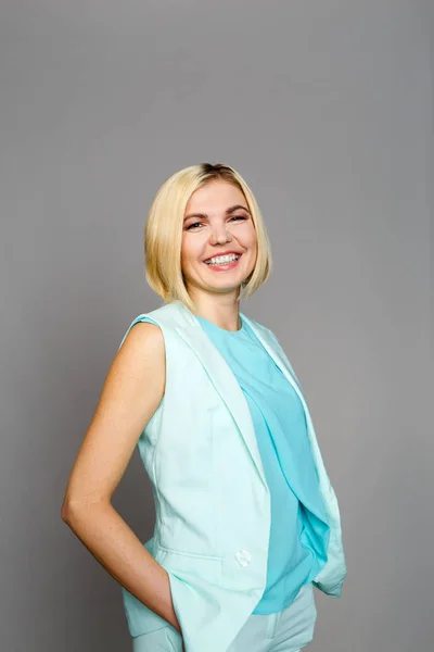 Sonriente rubia sobre fondo vacío — Foto de Stock