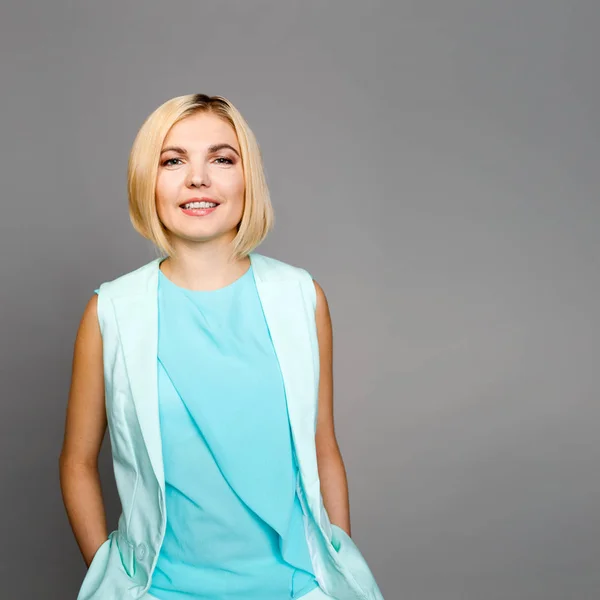 Mujer sonriente sobre fondo vacío — Foto de Stock