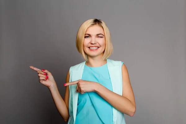 Ritratto di donna che punta il dito — Foto Stock