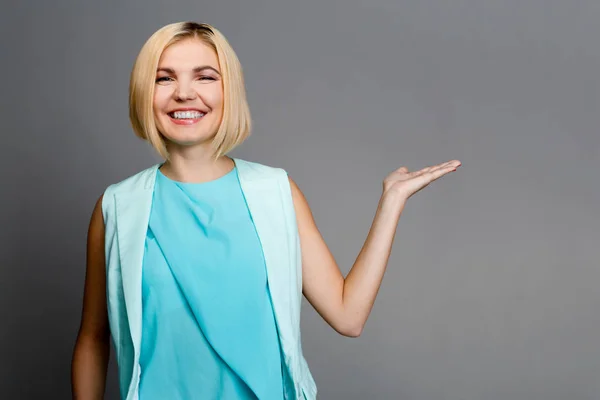 Sorridente ragazza a sfondo pulito — Foto Stock