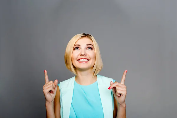 Mooie vrouw duimen opdagen — Stockfoto