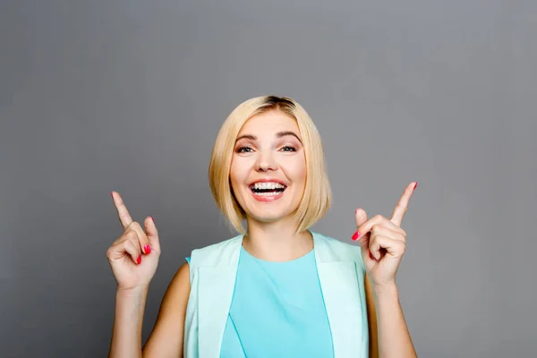 Gelukkig vrouw tonen duimen omhoog — Stockfoto