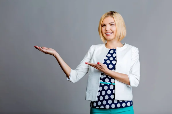 Donna indica posto per il testo — Foto Stock